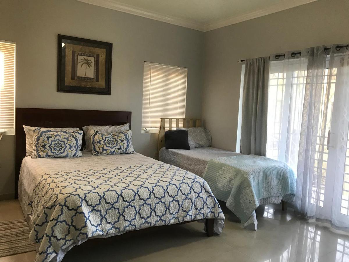 Alexanders Penthouse On The Beach Ocho Rios Esterno foto