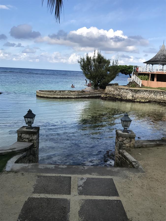 Alexanders Penthouse On The Beach Ocho Rios Esterno foto